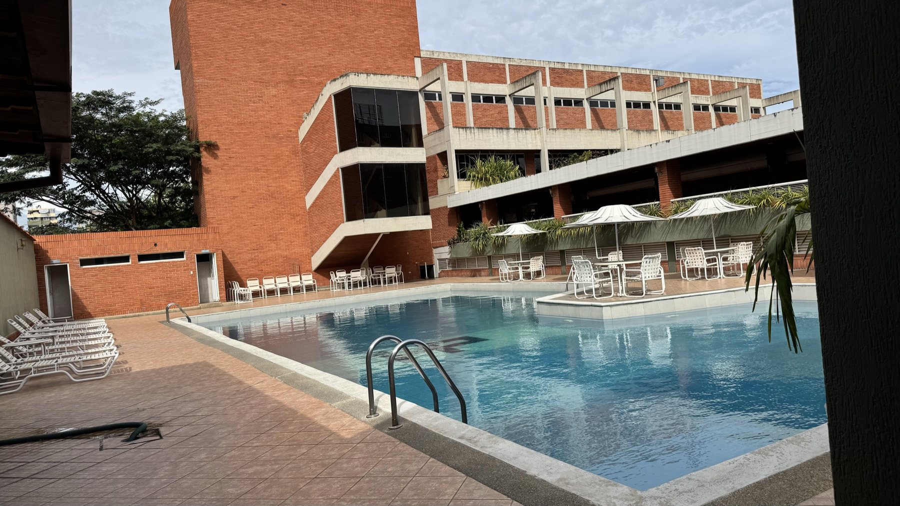 Terraza con sombrillas junto a la piscina del Hotel Príncipe
